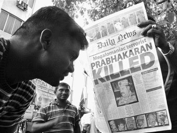 Sri Lankans read news of Tiger commander Prabhakaran's death